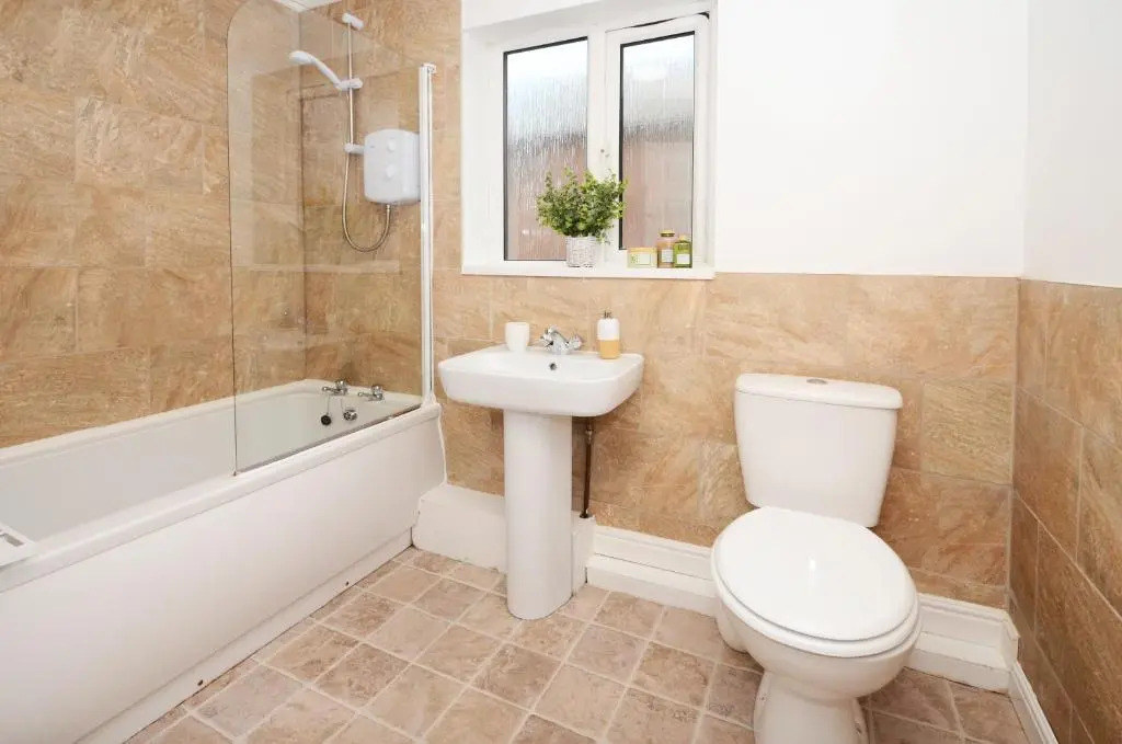 Hampton House by YourStays - 4 Bedroom House in Centre of Crewe