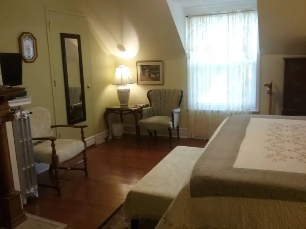 Cottage on Caledonia Bed & Breakfast