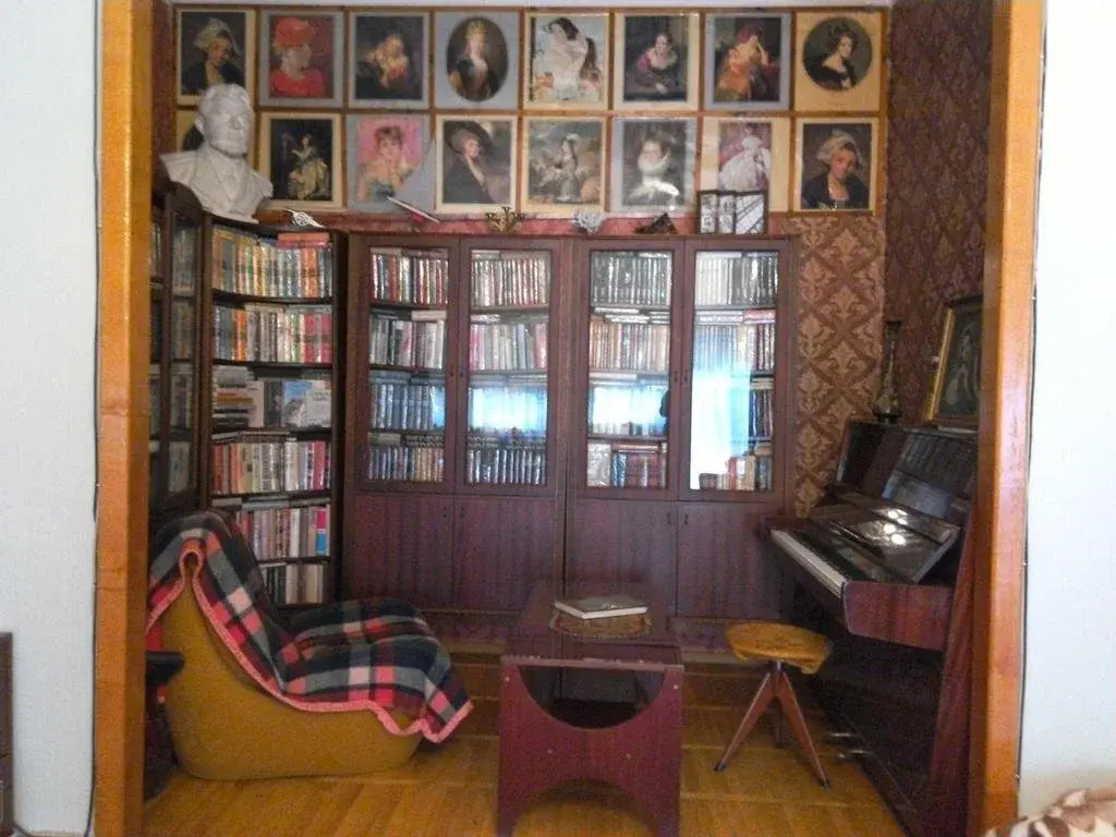 Teatralnaya Ploshchad 12