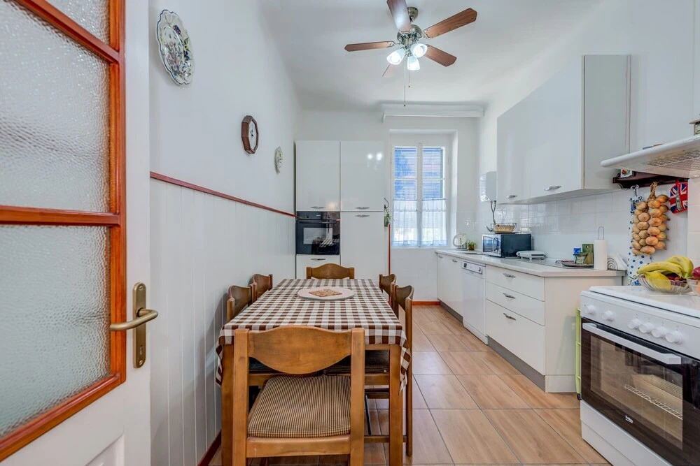 Large 100 m2 apt w Balcony in the Heart of Split