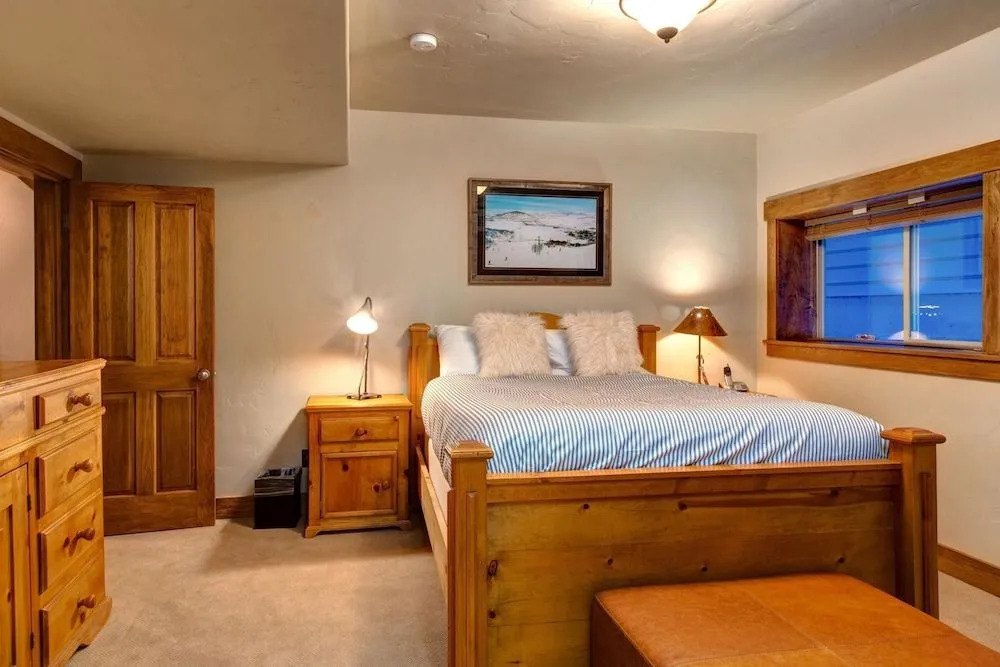 Upper Woodside Luxury 3 Bedroom Home