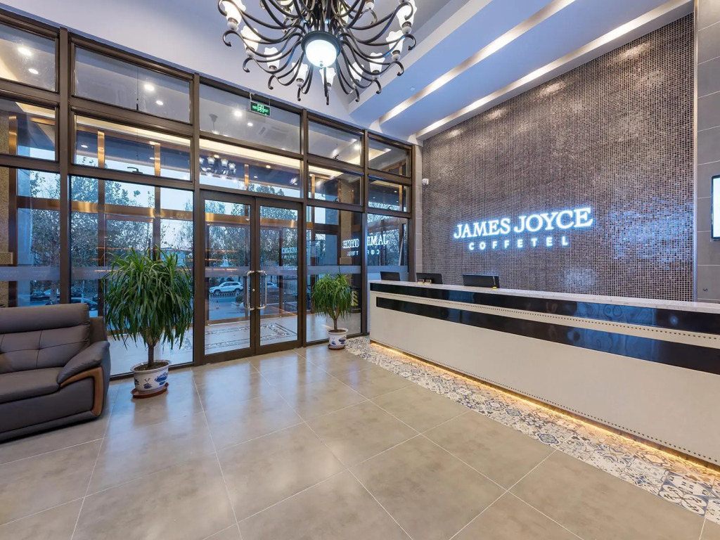 James Joyce Coffetel (Beijing Yizhuang Majuqiao Jingdong Headquarters Jinghai Road Subway Station)