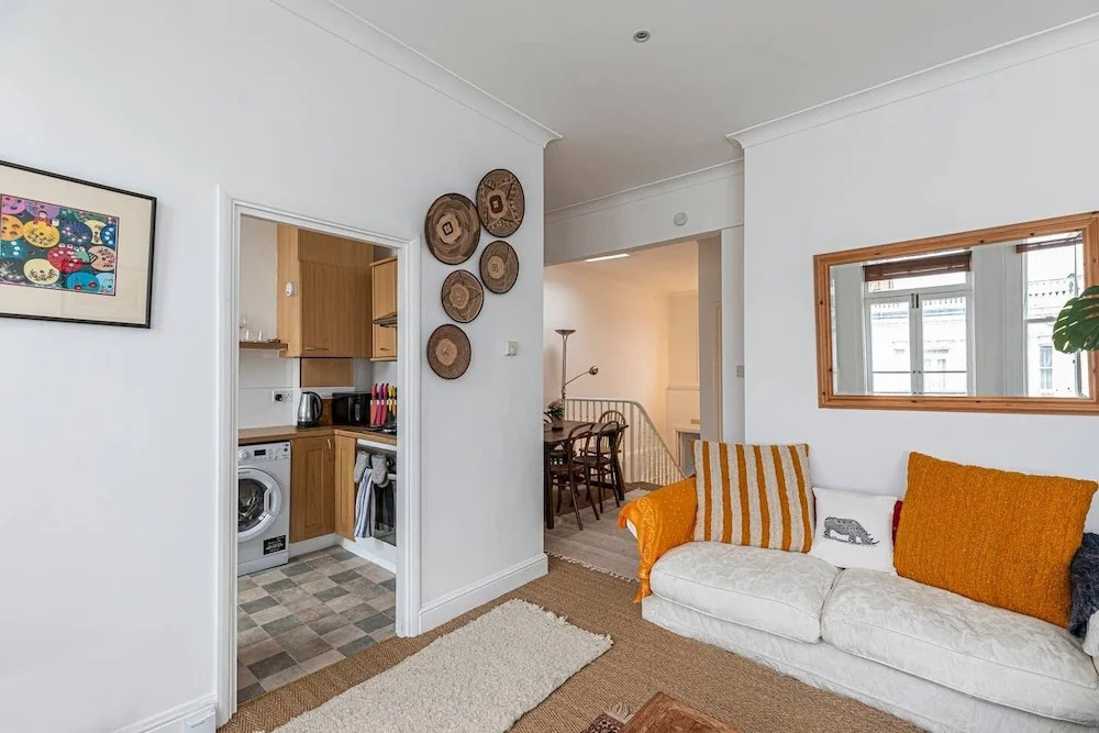 Lovely 1-bed Flat w/ Balcony in West Kensington
