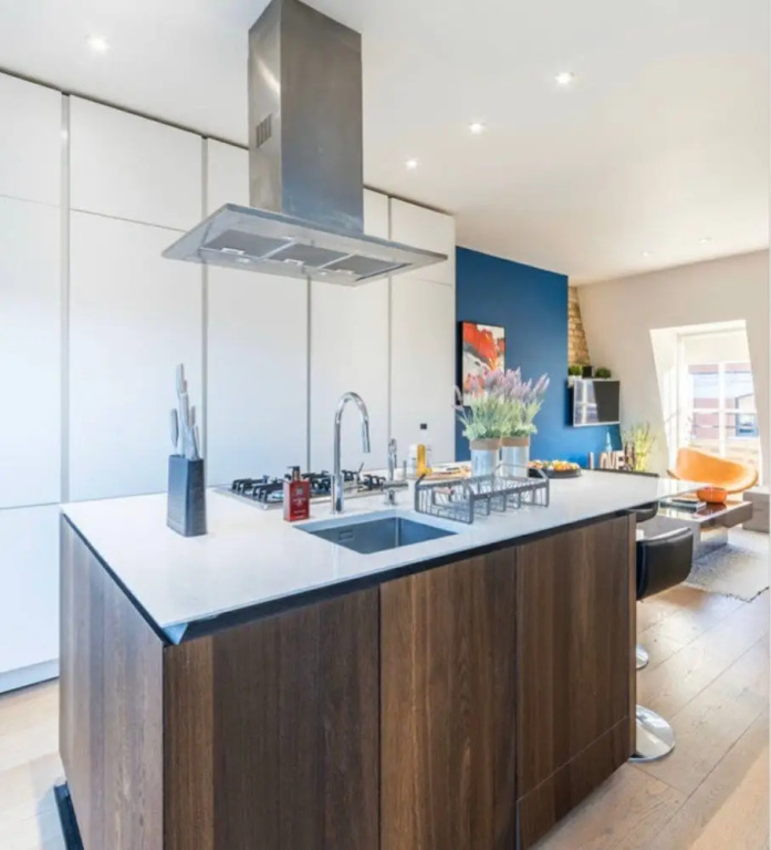 Striking 2 Bed With Roof Terrace, a short walk from Oxford Street.