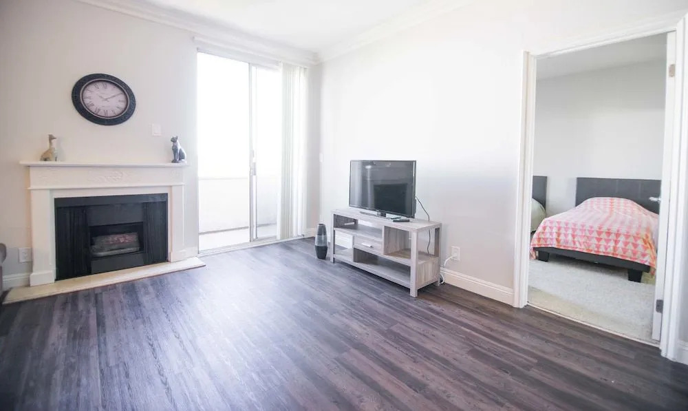 Prime Walking Distance to UCLA N309