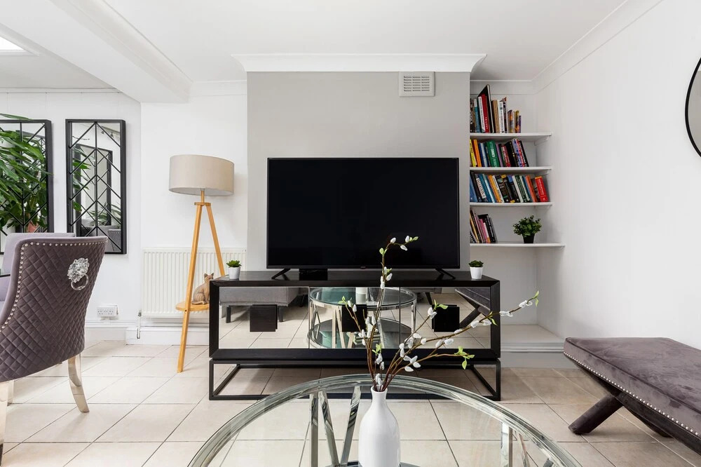 Magnificent 2 Bed Garden Flat in Oval