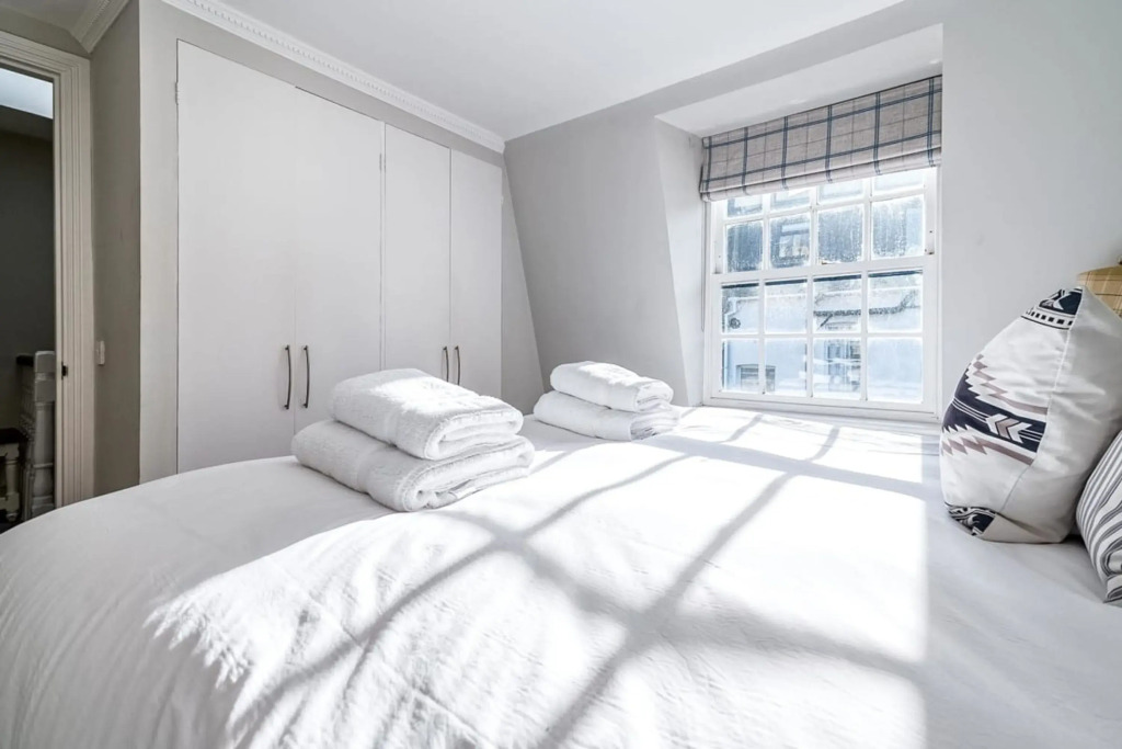 Cozy and Spacious Kensington Maisonette