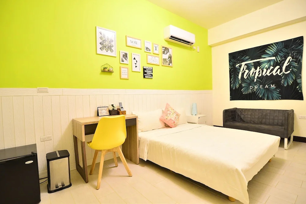 Paper Jet B&B