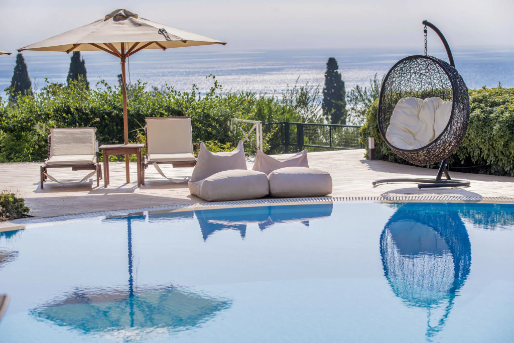 Colonides Retreat Sea & Silence