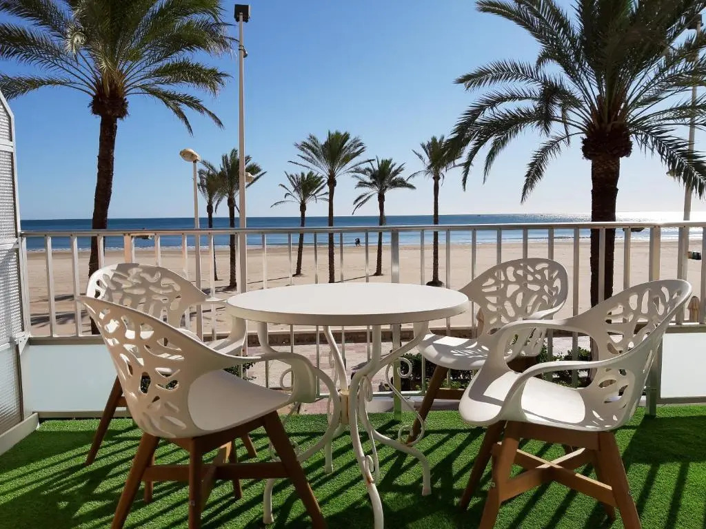 NUEVO, Primerísima línea con Wifi y Parking gratis en Playa San Antonio
