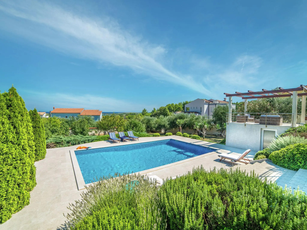 Spacious Detached Villa with Pool near Pula with sea View