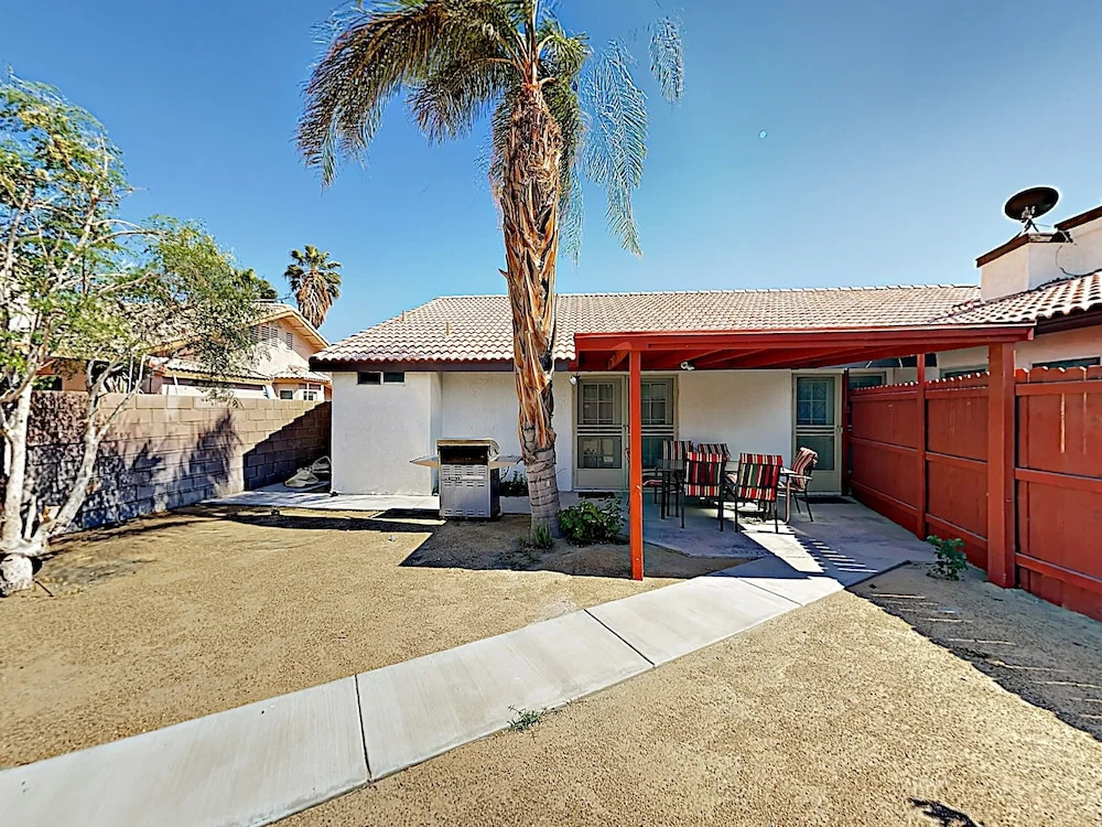Desert Oasis W/ Private Pool & Spa 4 Bedroom Home