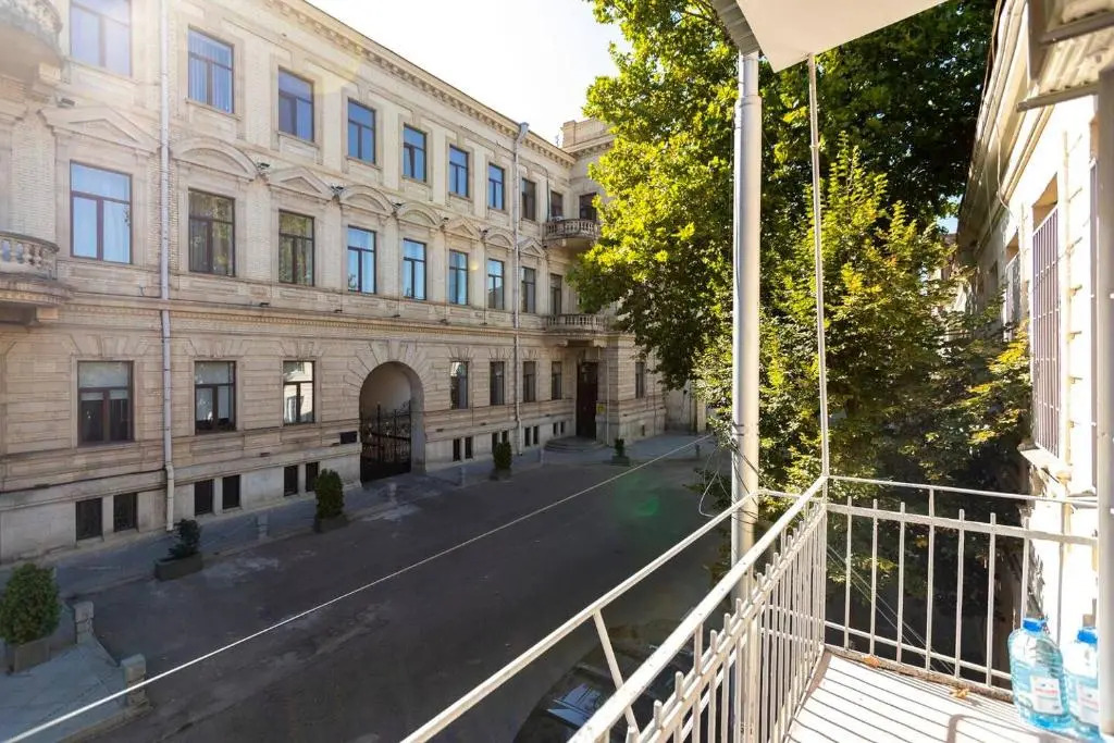 Wehost Cozy and colorful apartment with balcony