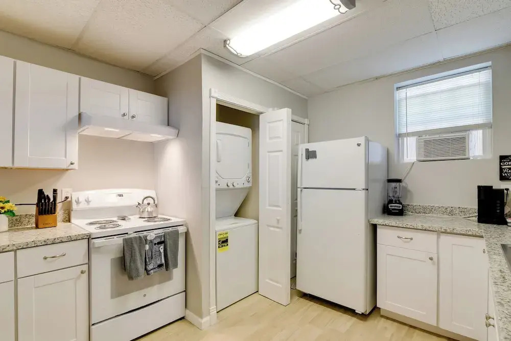 Deck & Shared Hot Tub: Apt 3 Mi to Dtwn Galveston!