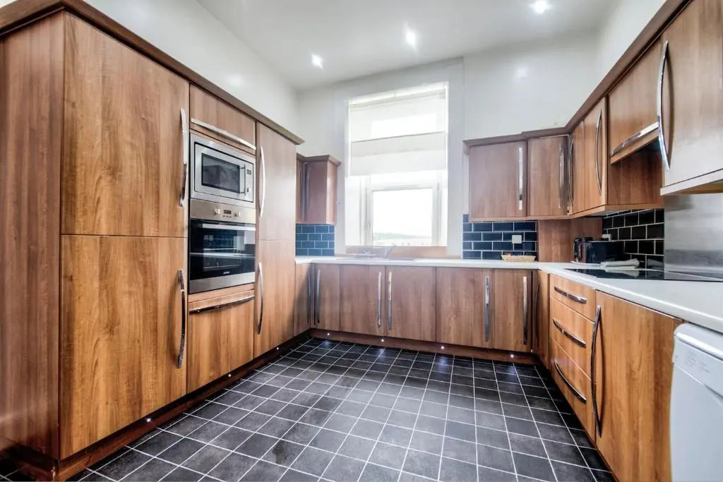 Spacious, Modern Apt, close to GLA Airport