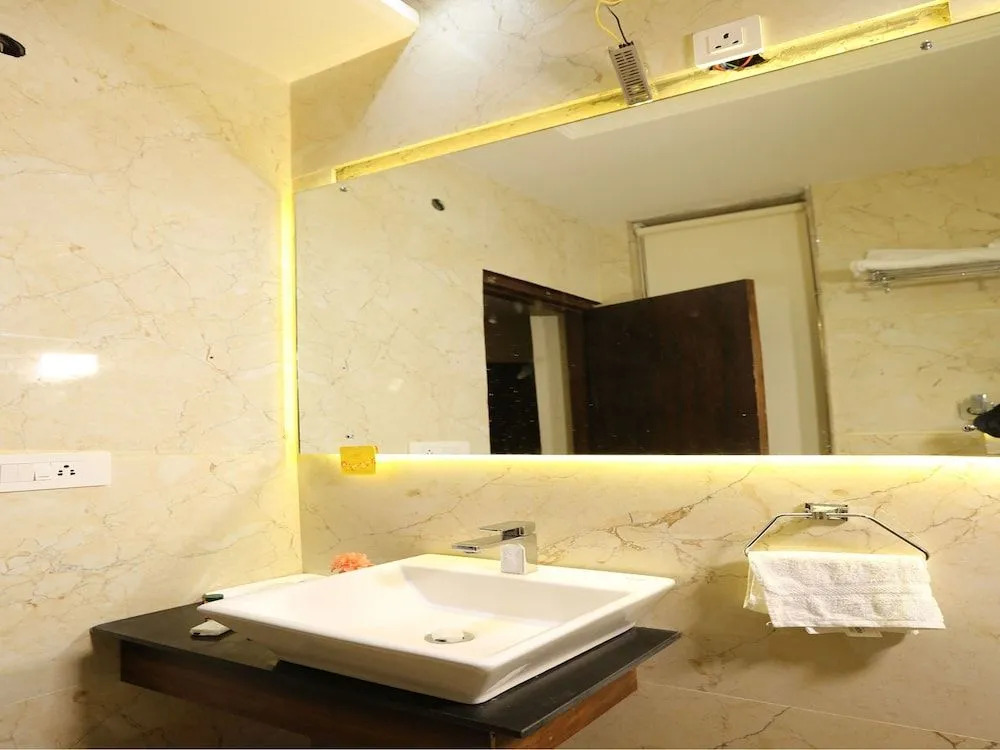 OYO 14170 Kufri Star Inn