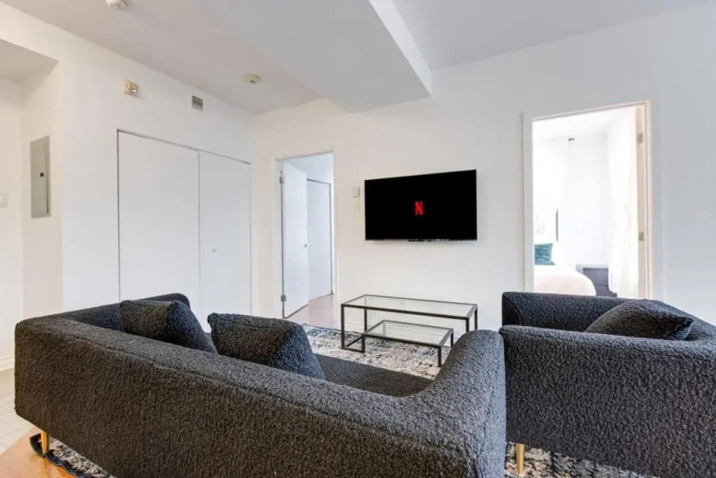 M11 Gorgeous Bright Corner 2BR in Heart of MTL