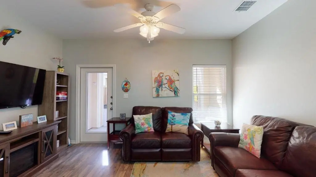 BC202 Funky Parrot, Heated Saltwater Pool, Short Walk to Beach, Gameroom