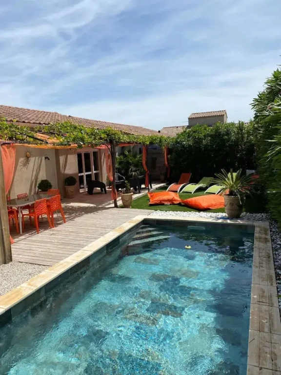 Sun-kissed Villa in Lirac