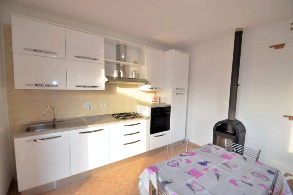 Two semi-detached houses in the immediate vicinity, for a total of three apartments on a 5-acre lot.-Villetta Zuccale 3