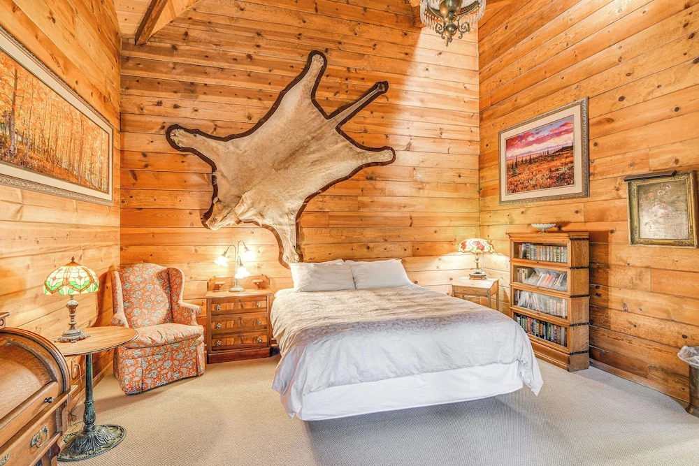 Game Room & Hot Tub: Serene Grand Mountain Chalet!