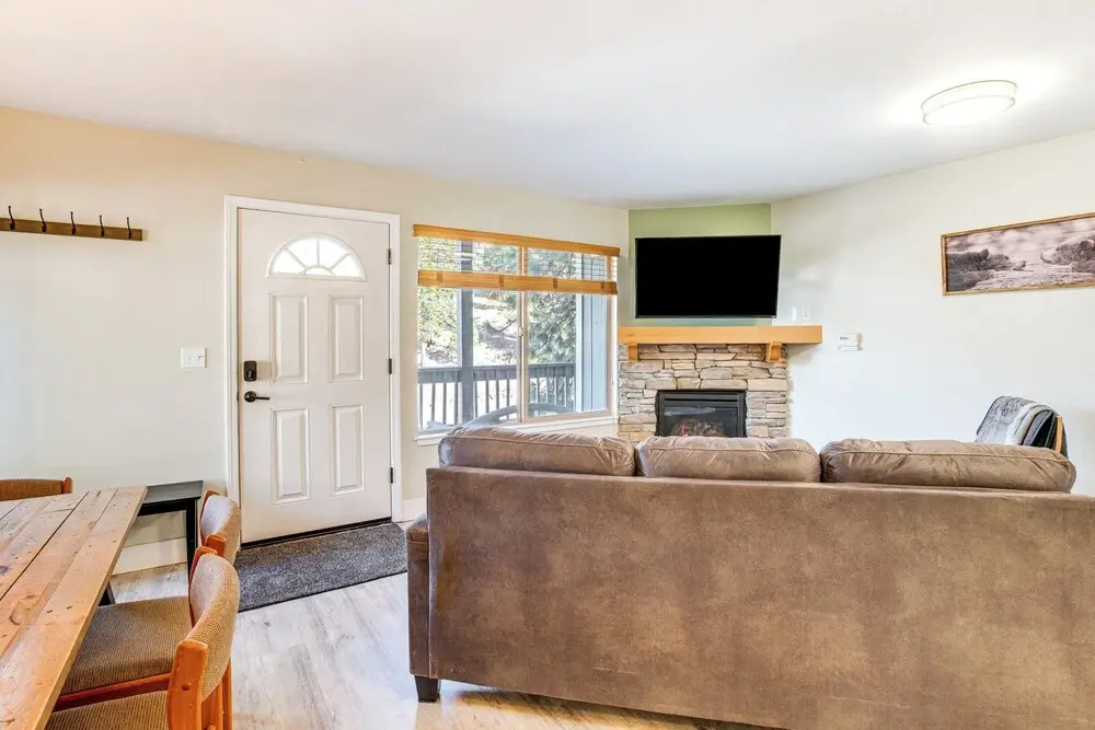 1 Mi to Stagecoach Chairlift: Stateline Condo