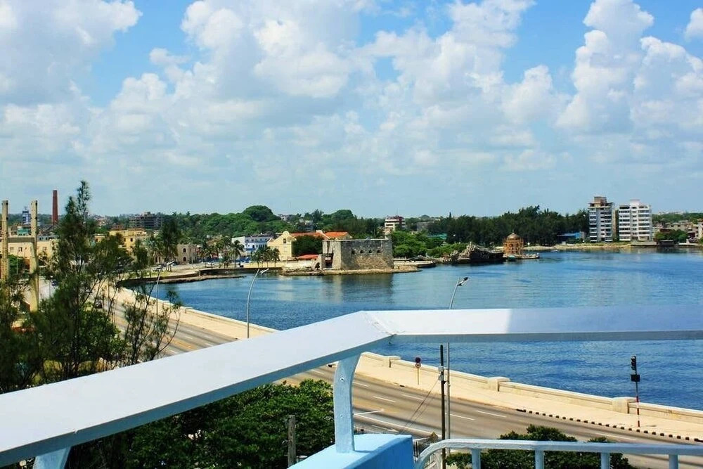 Malecon 5, Knocking on Cuba