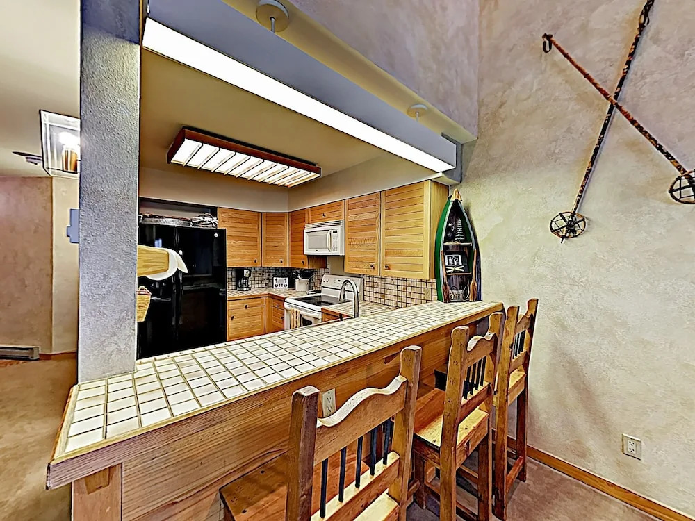 New Listing! Expansive W/ Pool & Hot Tub 3 Bedroom Condo