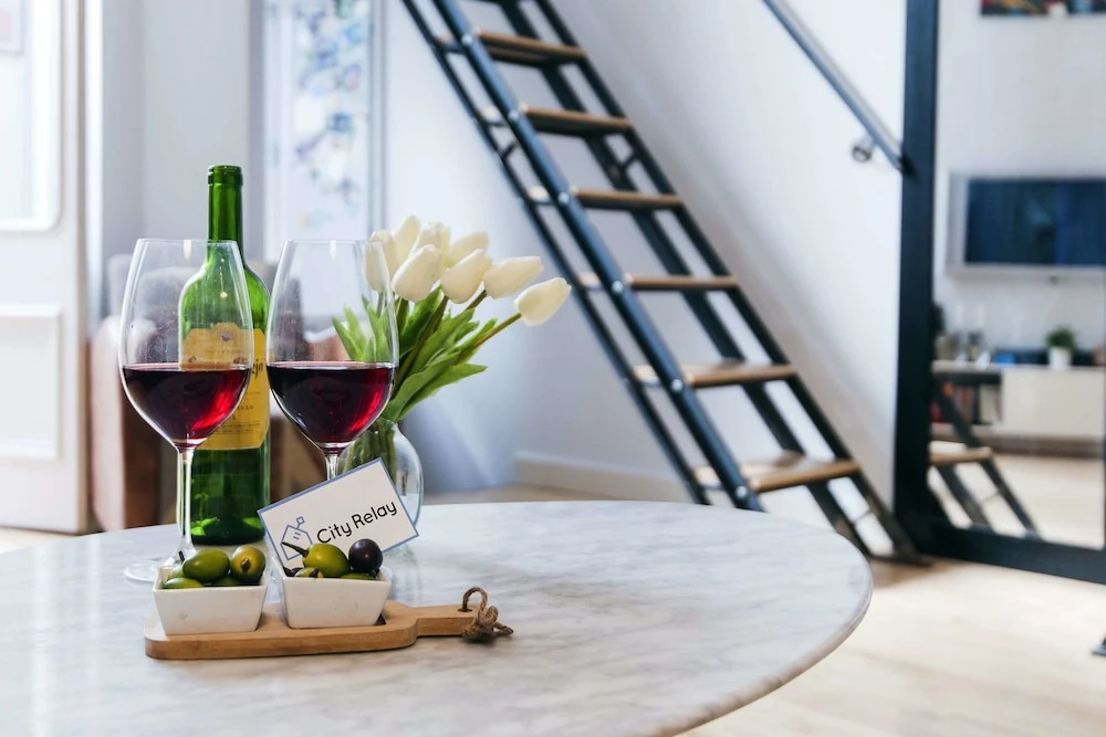 Bright Cromwell Road Loft - JSD