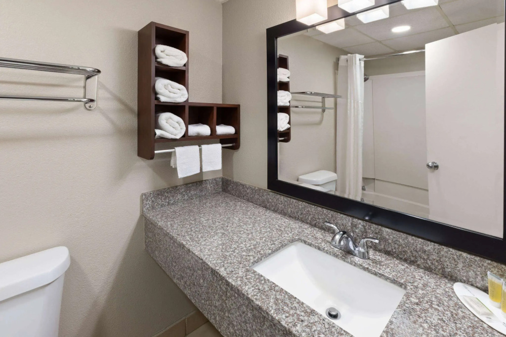 Super 8 by Wyndham Buffalo