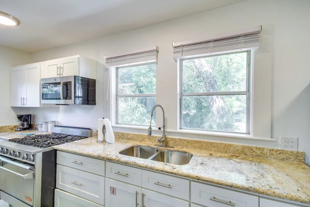 Long Beach Cottage, Walk to Beach & Downtown!