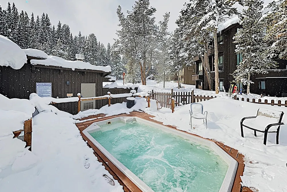 New Listing! Ski-in/ski-out : Hot Tub, Sauna 1 Bedroom Condo