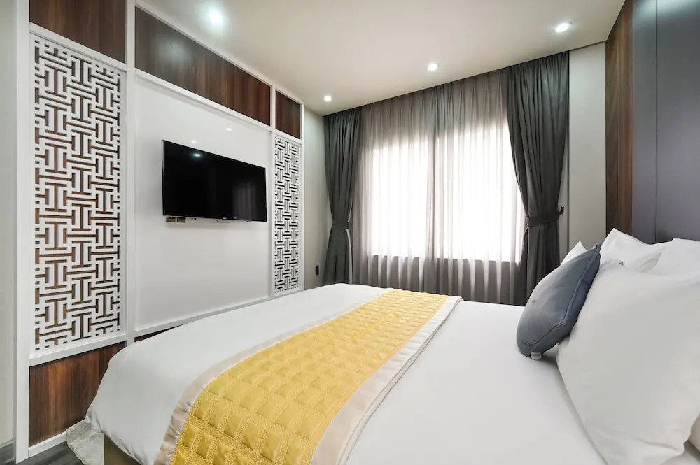 The Moon 1 Hotel