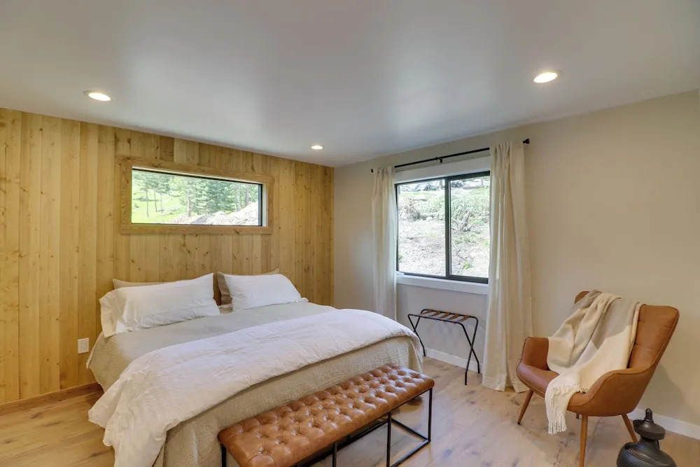 Lakeside Cabin Retreat w/ Private Hot Tub!