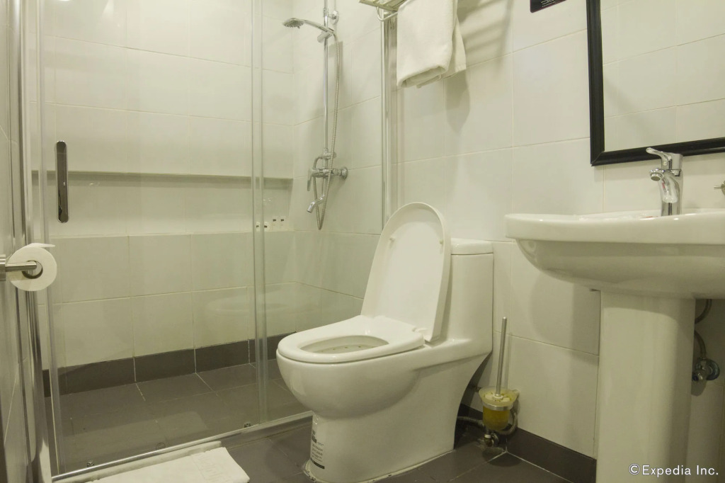 Jade Hotel and Suites