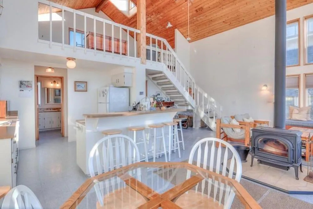 Ocean View and Clawfoot Tub - Charming Coastal Retreat