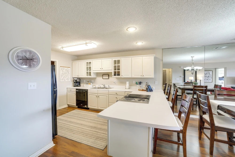 Golfers Oasis w/ Pool! 3 Mi to Table Rock Lake