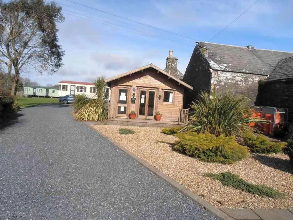 Caravan - Sleeps 4 - Pet Friendly - Parking