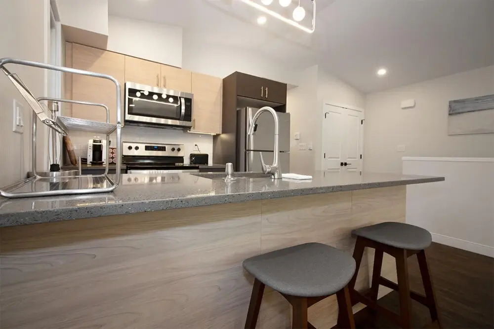 Gorgeous 2-bedrooms Duplex Upper Unit