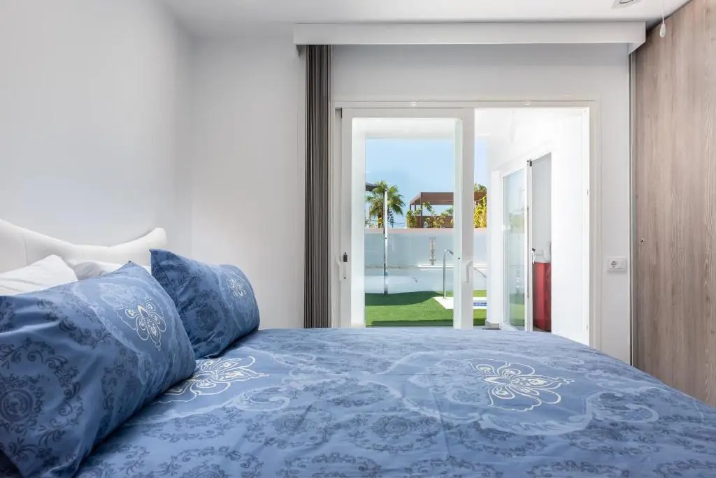 Luxurious VILLA - 300M2 - private HEATED pool - garage - WiFi
