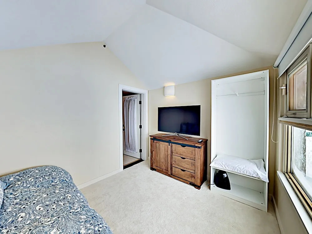 Lakepoint #708 - 3 Br Condo