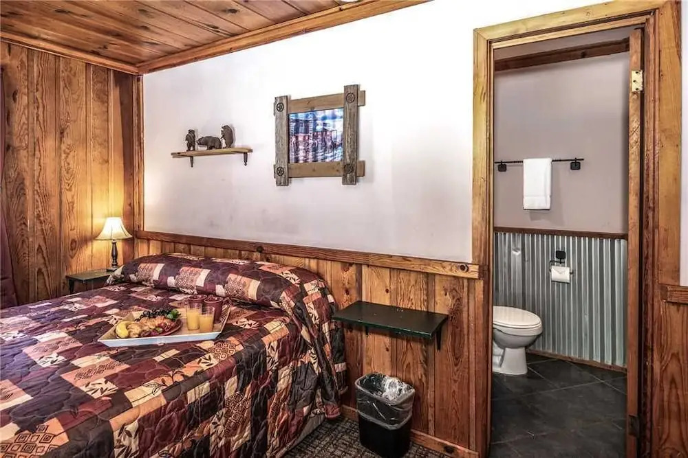 Apache Village 9, Queen Bed, Midtown, Pet Friendly, Sleeps 2