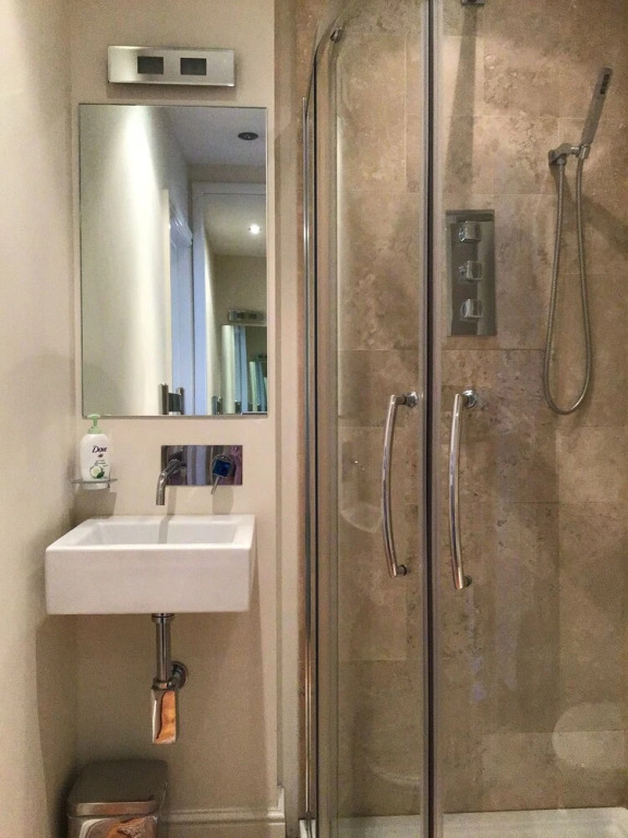 ROOMS AT THE QUAYSIDE - stylish en-suite rooms on Poole Quay all fully refurbed