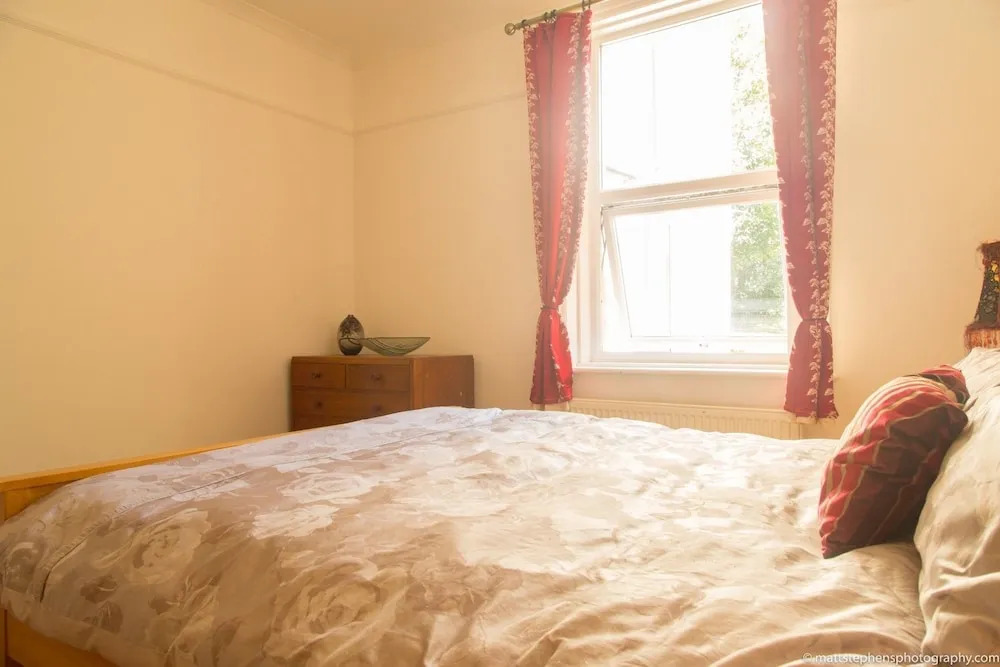 Bright and Spacious 1 Bedroom Flat With Garden