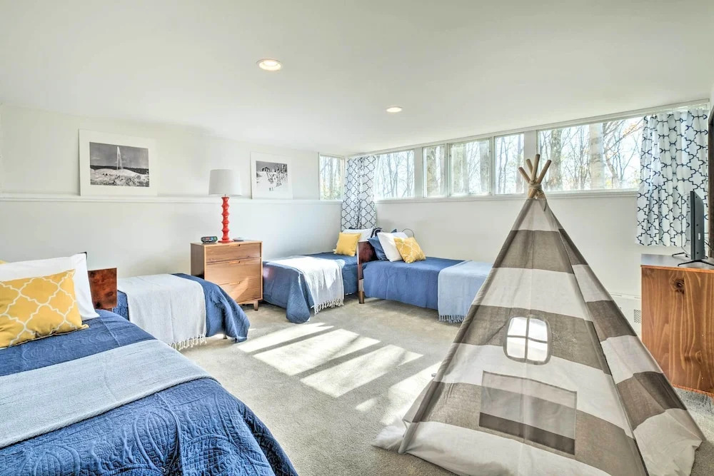 Pristine West Dover Home w/ Deck & Mountain Views!