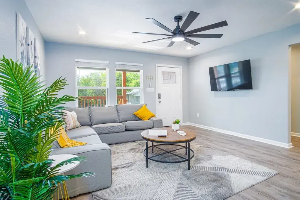 Comfortable 4BR 2 5BA Family Home Near Riverwalk