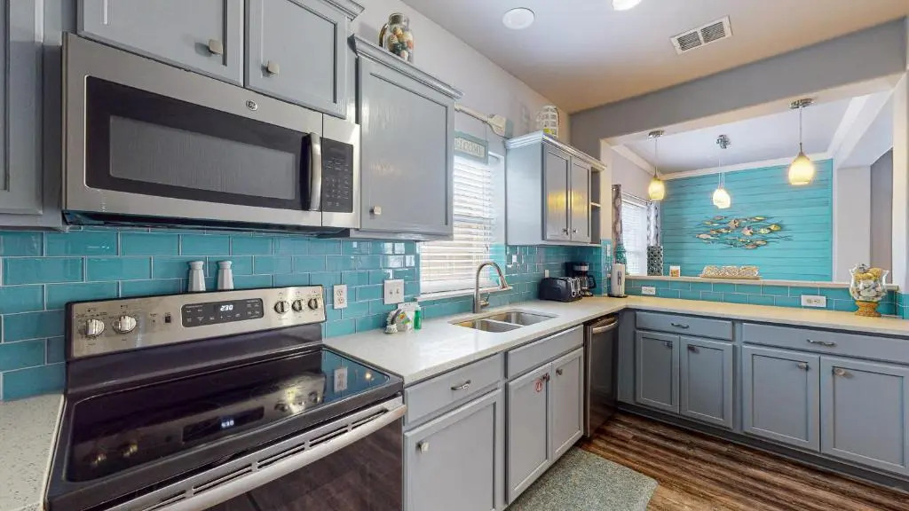 MC16 Multi-Level Condo, Shared Pool & Hot Tub, Close to Beach