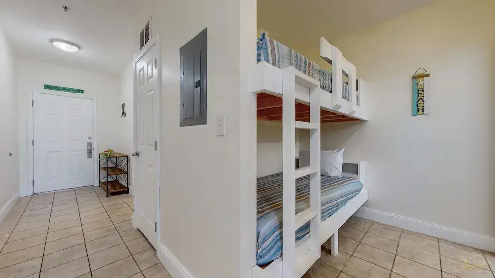 Laketown Wharf 2135