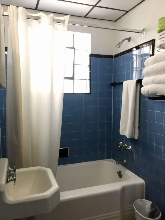 White Caps Motel