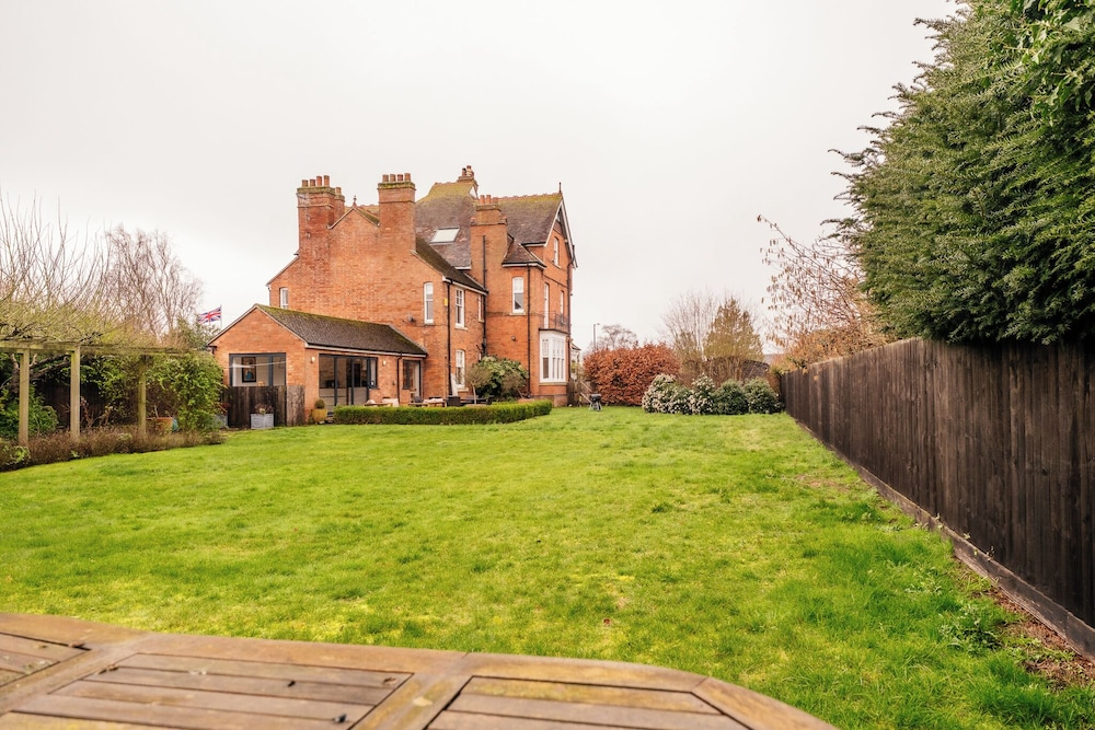 Beautiful 5 Bedroom Home in Evesham